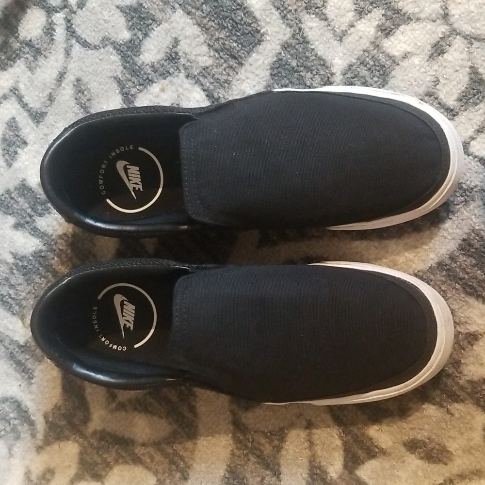 Nike slip ons black